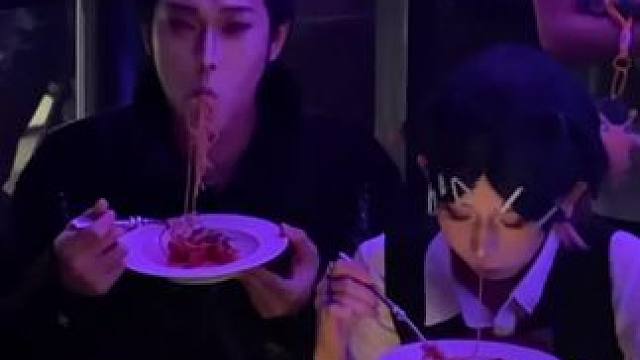 和兄弟第一次吃好吃的