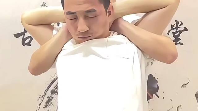 脊椎就这么拉一俩下、咔咔就舒服了！