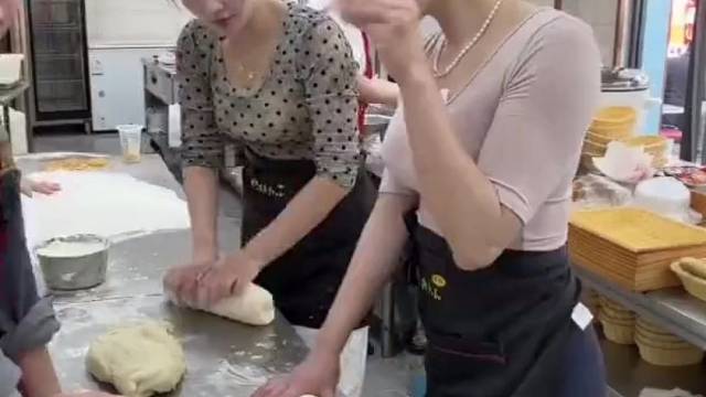 穿围裙的留下，其他的都出去