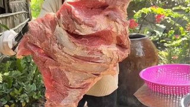 一大块的牛腩，看东南亚人怎么做美食吃的，太有特色了