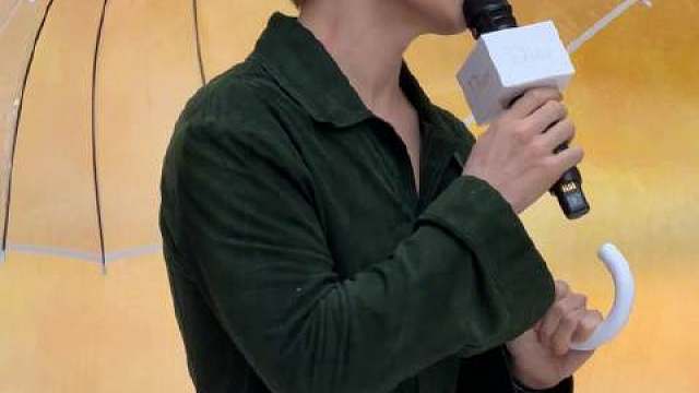 Henry刘宪华在Dior南京活动上，造型色彩搭配很亮眼 


 ​​​