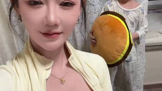 不行，让我跟小姨睡