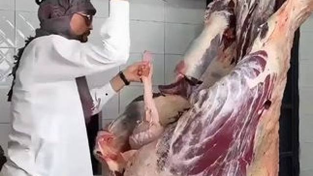 千斤的大牛几百斤的土猪，大锅的海鲜烹饪吃