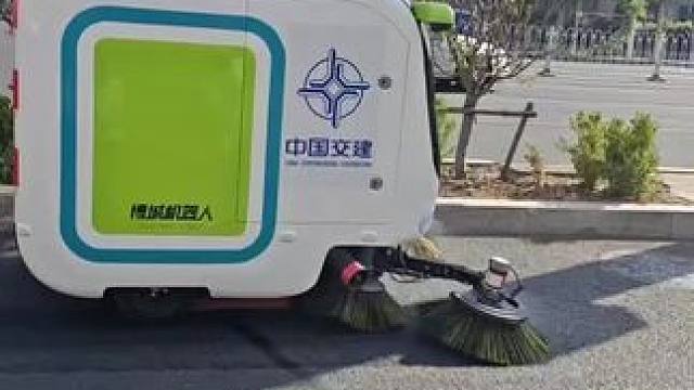 它成年了吗，就出来工作了