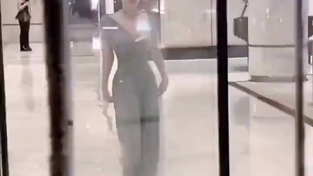 下班来接女朋友 不知道今晚吃啥