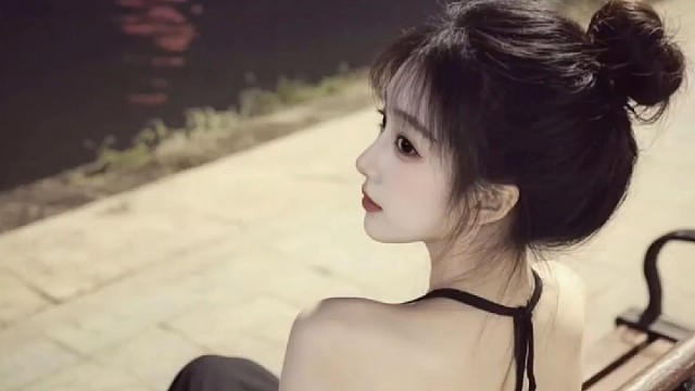 ︎