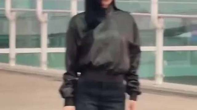 今早宁艺卓出发MetGala机场视频，状态很好，期待MetGala之行！ ​​​