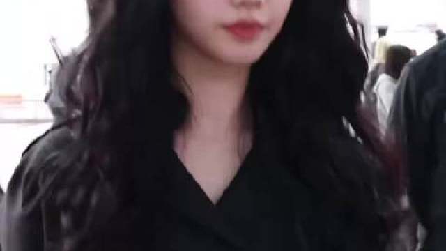 260503 
Karina为了参加5月4日在纽约大都会美术馆举行的"Met Gala 2026"前