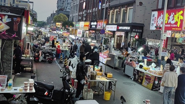 打了台球，买包烟吃点东西再睡