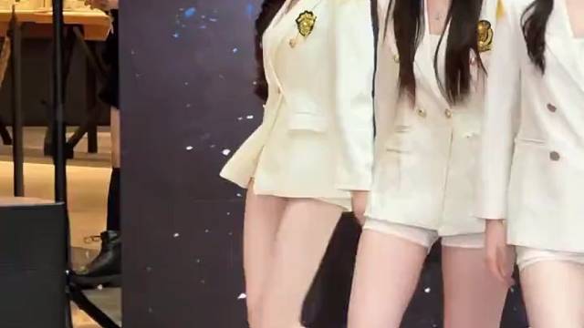 后边那个小姐姐更好看
