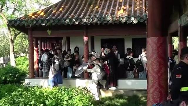 人群中我的眼神只跟着你！