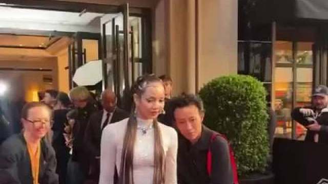 就目前看，我最喜欢Karina的裙子，比较大气端庄
Blackpink成员还是太保守了，特别是Ros
