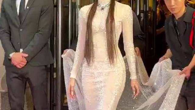 就目前看，我最喜欢Karina的裙子，比较大气端庄
Blackpink成员还是太保守了，特别是Ros