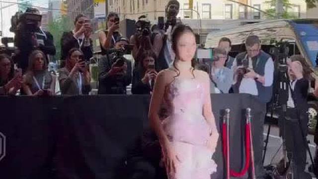 JISOO 2026 Met Gala 出发饭拍合集

 ​​​