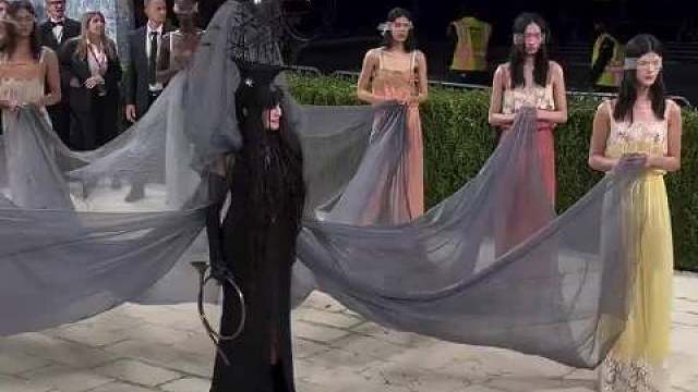 Madonna在Met Gala 2026身着一套Anthony Vaccarello为Saint 