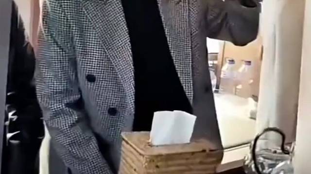 转头喷出来啊，纸巾就不用擦口水了！可以擦大腿！