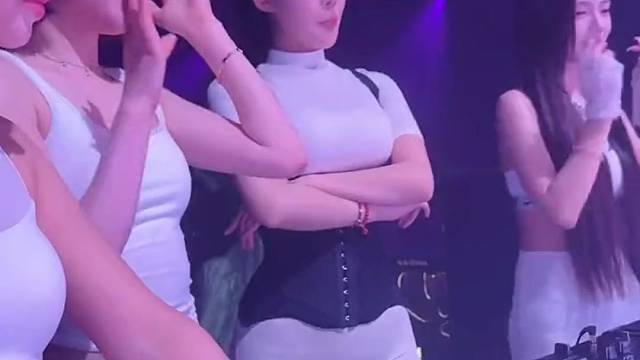 三个发配我房间