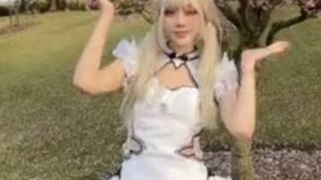 小助理：我也不知道啊…她过来就给了我一下…老吓人了