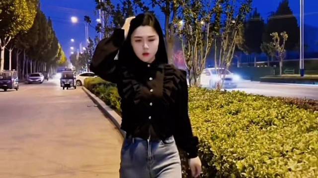 一个人慢慢走，把情绪都吹进晚风里。