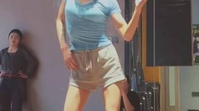 灵活人类 登高桥就不自然了 准备去学踩高跟鞋了