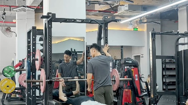 瘦子健身练胸日