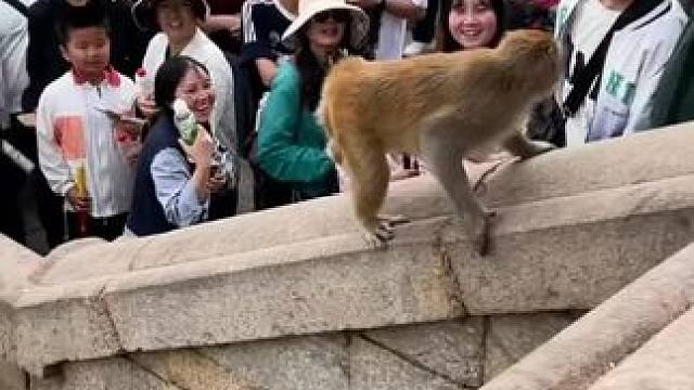 是生性不爱笑吗？