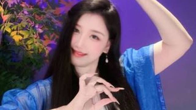 落花片片随水波逐流