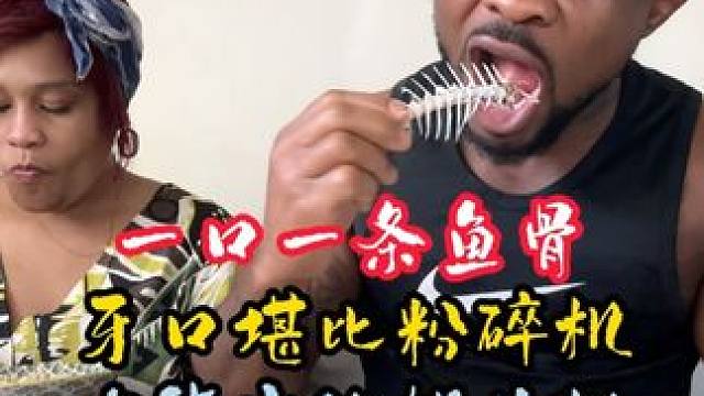 看看这是有多喜欢吃骨头，扔垃圾桶了都捡出来吃，鱼骨一口一条