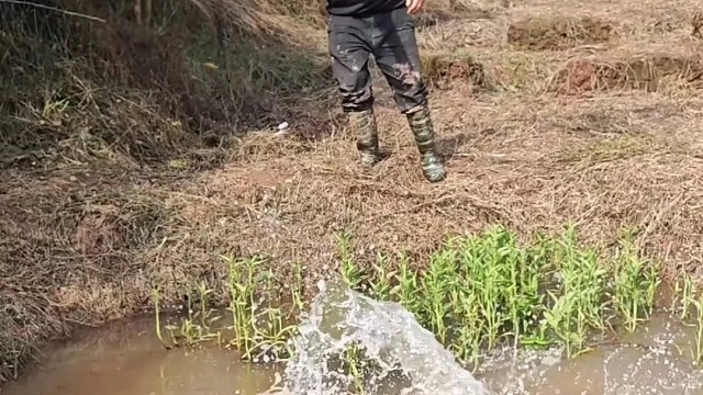 户外抓鱼