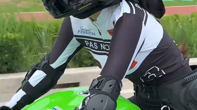 超飒女骑士