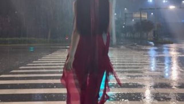 雨天红裙