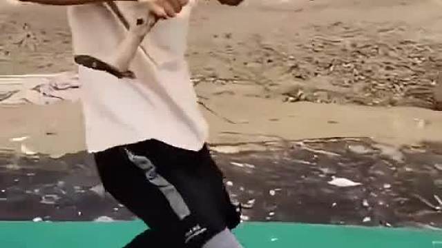 小时候都是这样钓鱼的 绑的炸弹钩