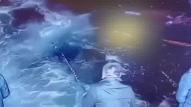 看，这就是钓鱼佬，死都不松手