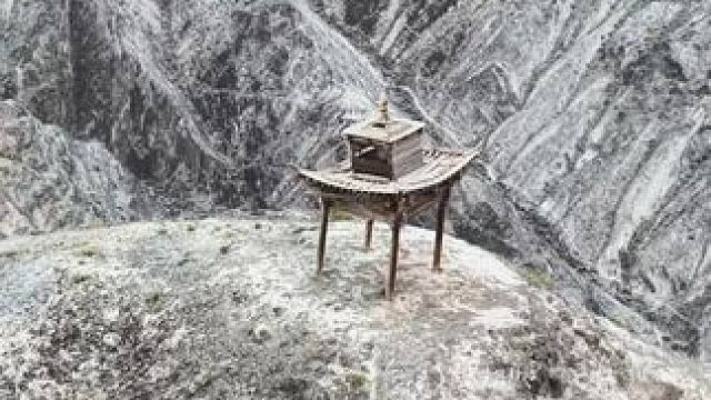 甘肃的大山上，拍到一座不知道年代的古凉亭。