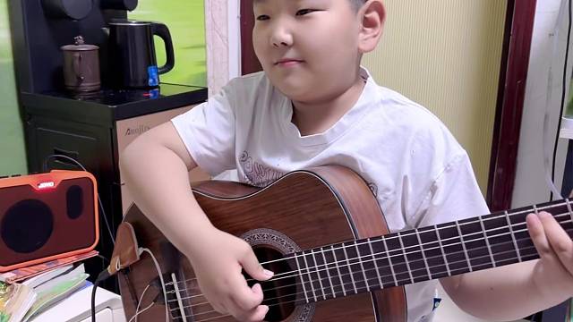 成天挨揍的吉他男孩儿