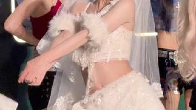 婚纱小雨高尔夫摇