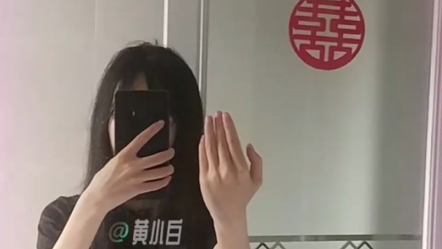 我来给哥哥表演一个空手变牌