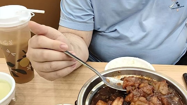 自媒体刘博海吃饭中！
