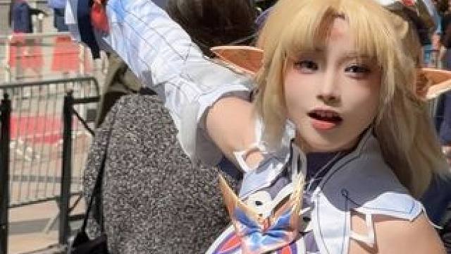 这就是戛纳红毯么…… 有点……窄啊……