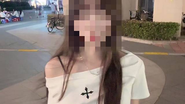 背对背拥抱