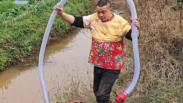 户外抓鱼