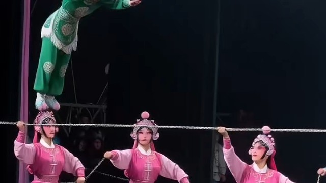 这才叫真功夫！绿衣姐姐站绳上稳如泰山，粉衣妹妹们张力拉满