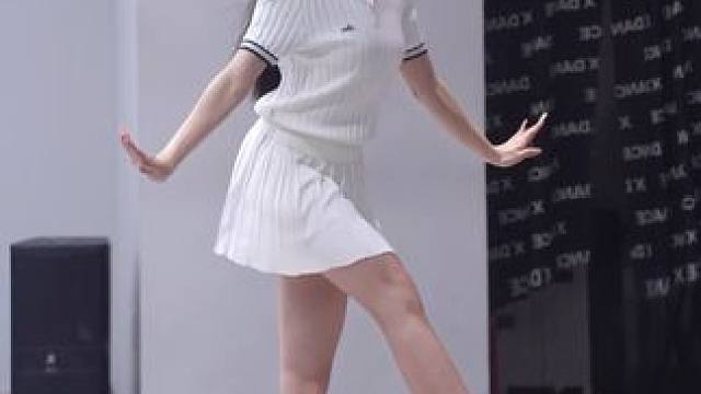 跳一支清爽的舞降降温吧