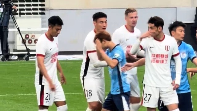 说实话毛伟杰这动作还算干净，没有拉扯这些小动作