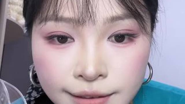 登台前紧张到哭的你，被老师温柔安慰，还帮你化了个美美的舞台妆