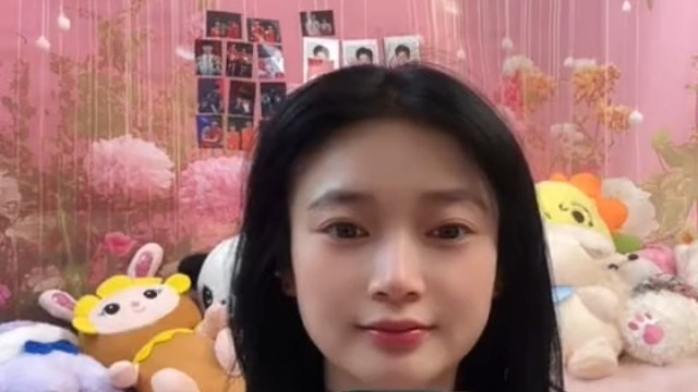 虽然我是先天性聋人，但是我有一张治愈一切的笑容，路过的阿姨叔叔哥哥姐姐都喜欢我