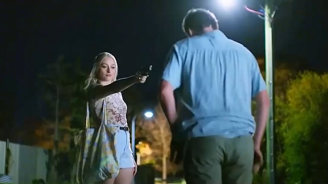 碰到女流氓只能乖乖照做
