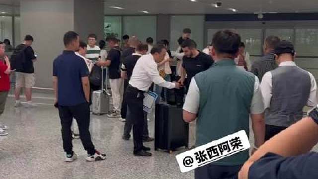 隐世生活过了很久的TheShy终于现身了。

地点疑似上海机场，TheShy和父母一起，前助理、翻译