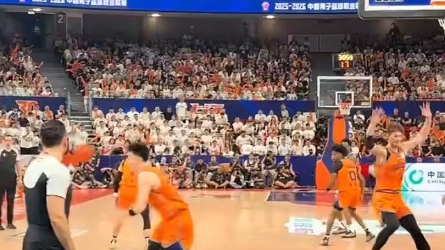 通过持续施压限制对手活动空间，以铁血防守抢占篮板先机，牢牢掌控攻防两端的关键区