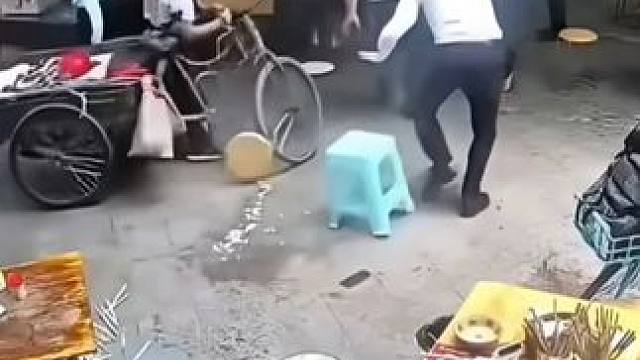 大爷上来就自罚三圈 大爷上来就自罚三圈